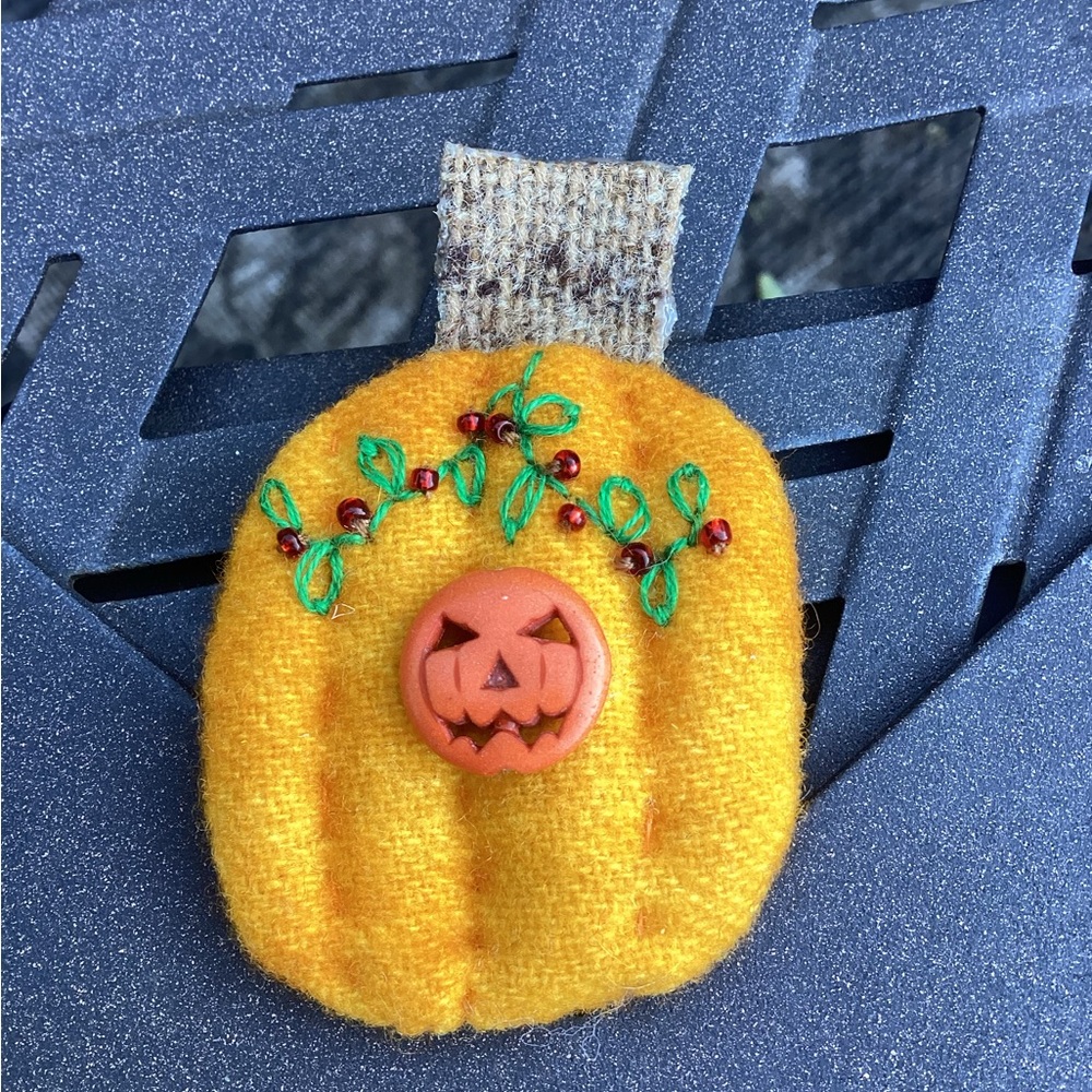 Pumpkin wool pin brooch